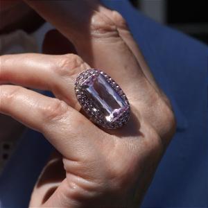 Important Ring With Pink Kunzite And Pink Sapphires
