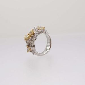 Pear-shaped Daffodil And Shuttle-shaped Diamond Ring