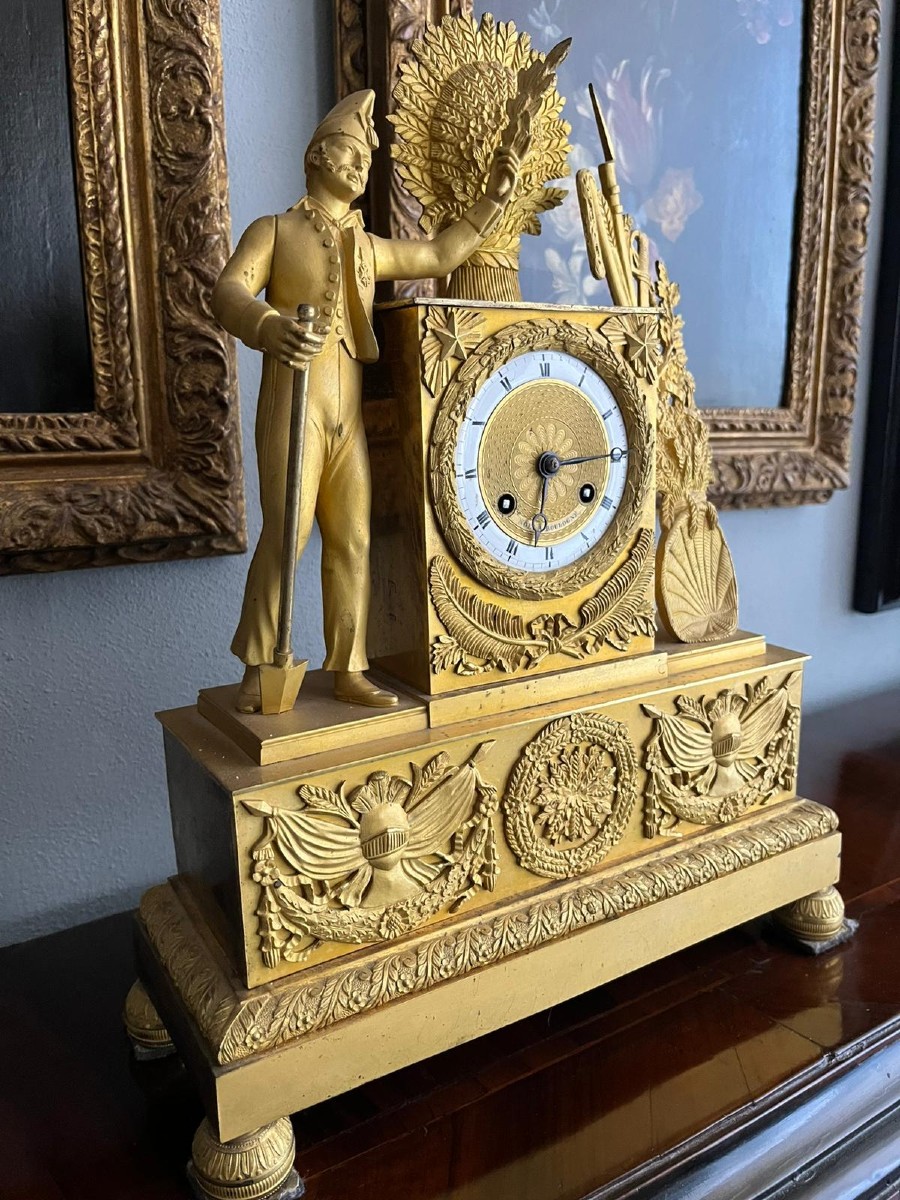 Pendola in bronzo dorato, Francia dopo 1812, cm 27 x 35 , ottimo stato conservativo 