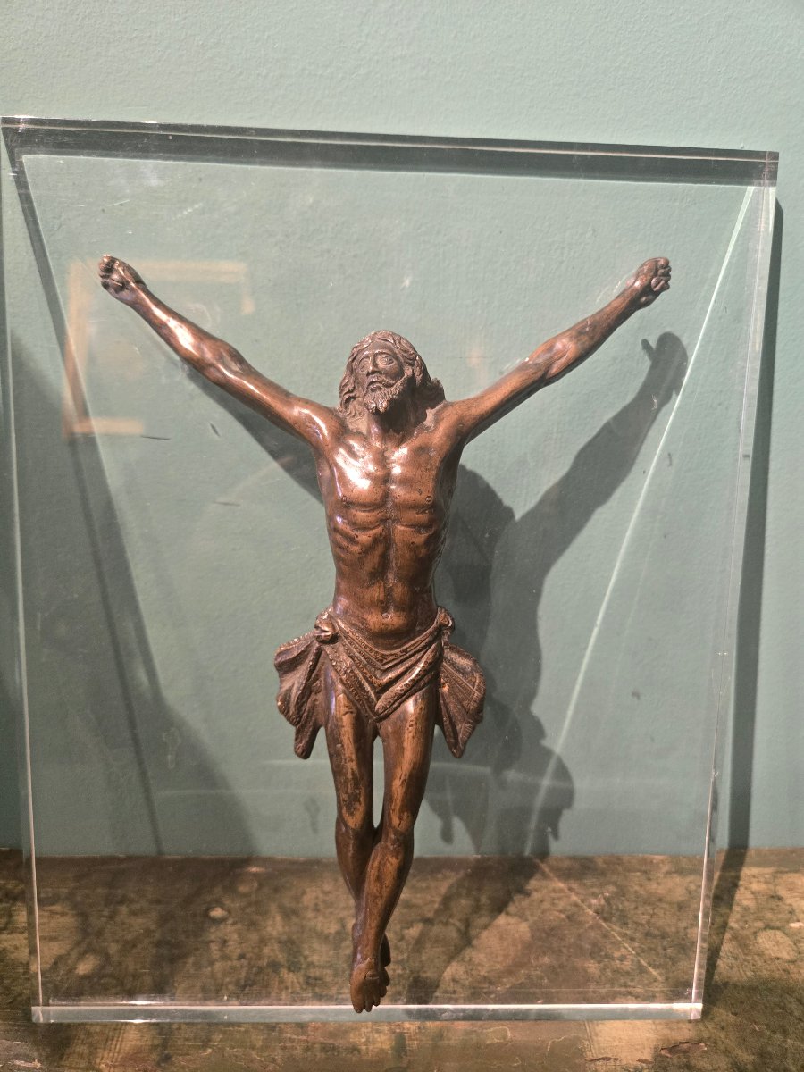 Figura di Cristo in bronzo, cm 28 x 20, montato su pannello di pexiglass, buono stato, fine 700