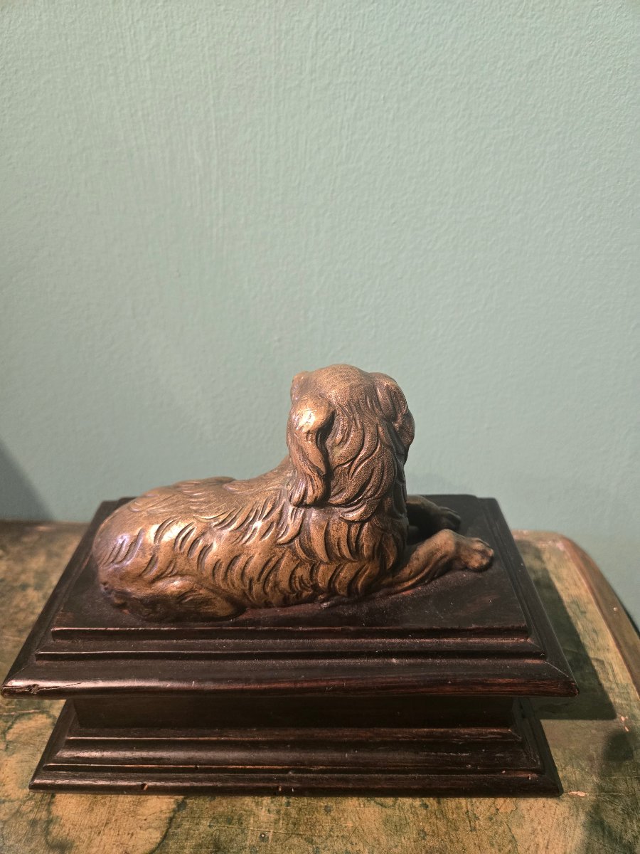 Piccoli cani in bronzo, fine 800, montato su basetta in legno ( successiva) 15 x 8 cm -photo-3