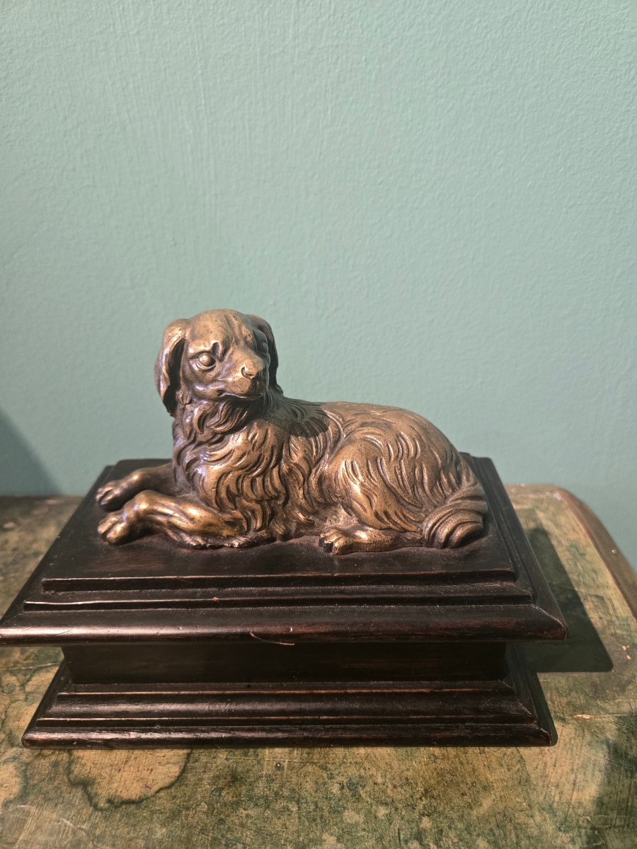 Piccoli cani in bronzo, fine 800, montato su basetta in legno ( successiva) 15 x 8 cm -photo-1