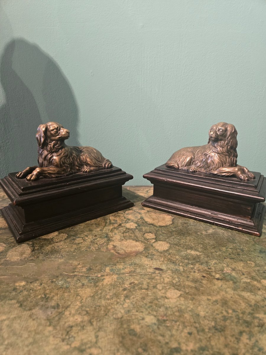Piccoli cani in bronzo, fine 800, montato su basetta in legno ( successiva) 15 x 8 cm -photo-2