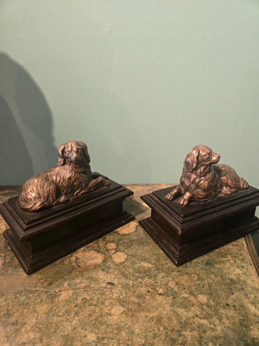 Piccoli cani in bronzo, fine 800, montato su basetta in legno ( successiva) 15 x 8 cm 