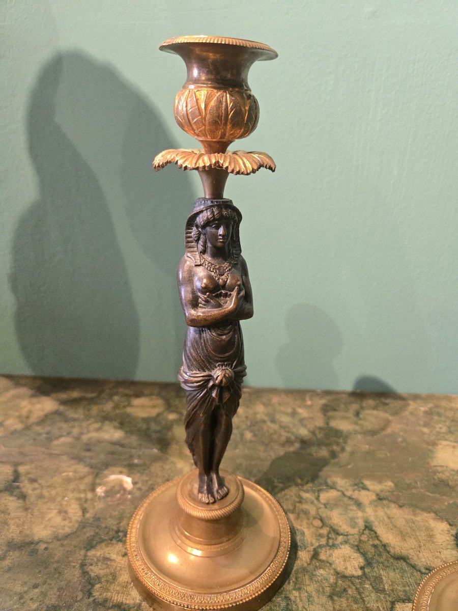 Coppia di candelieri in bronzo, h 26 cm , return d'Egypte, XIX secolo, discreto stato cons.-photo-3