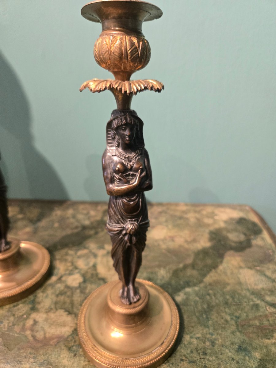 Coppia di candelieri in bronzo, h 26 cm , return d'Egypte, XIX secolo, discreto stato cons.-photo-2
