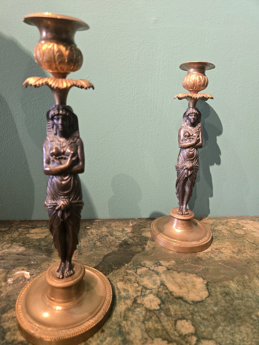 Coppia di candelieri in bronzo, h 26 cm , return d'Egypte, XIX secolo, discreto stato cons.-photo-3