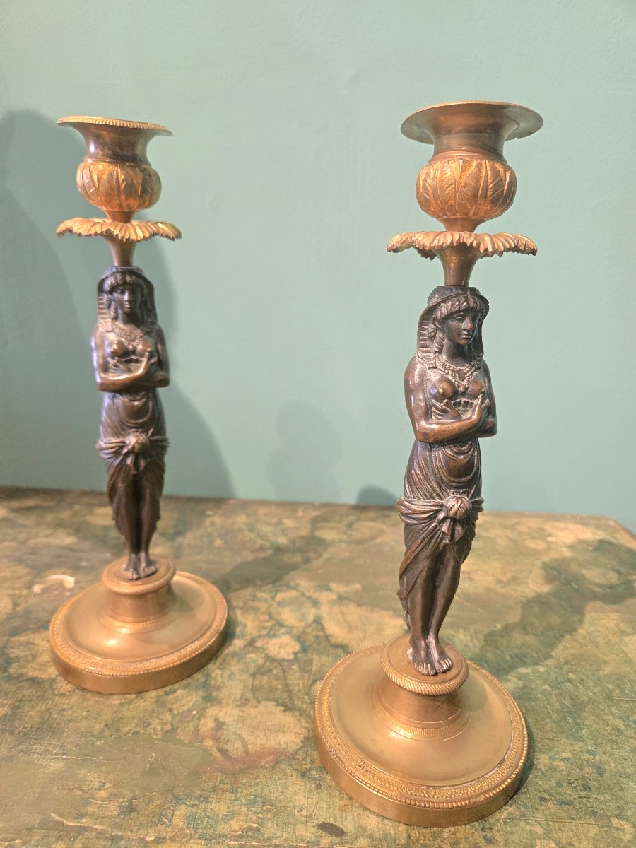 Coppia di candelieri in bronzo, h 26 cm , return d'Egypte, XIX secolo, discreto stato cons.