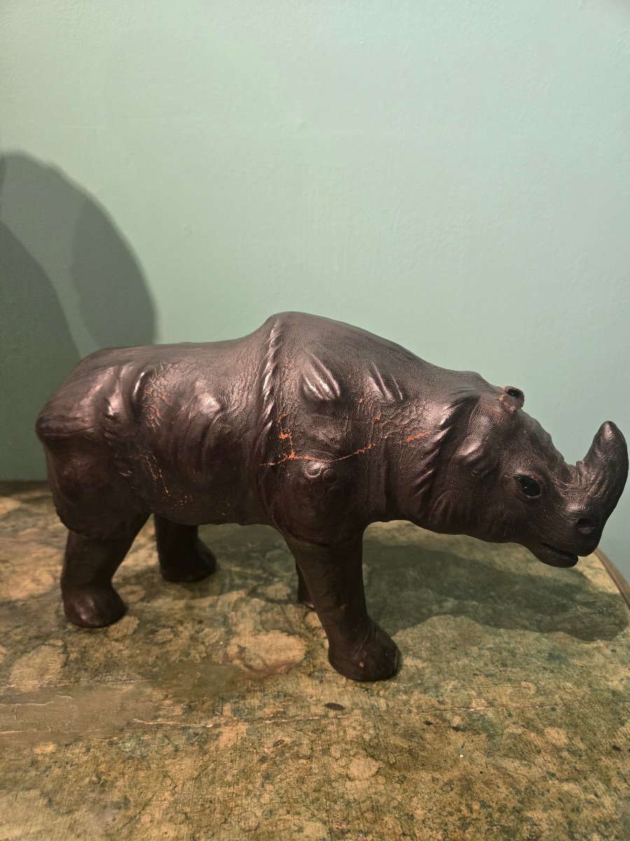 Rinoceronte in cuoio, XX secolo, 34 cm x 20 h , buono stato conservativo 