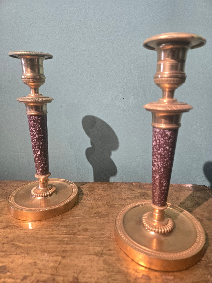 Coppia di piccoli candelieri in bronzo dorato e porfido, h 21 cm , XX secolo, buono stato 