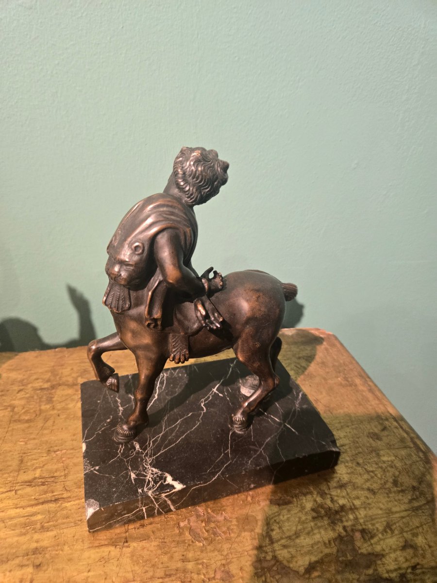 Piccola coppia di sculture in bronzo " Centauri" h 18 x 15, basetta in marmo, fine XIX secolo-photo-3