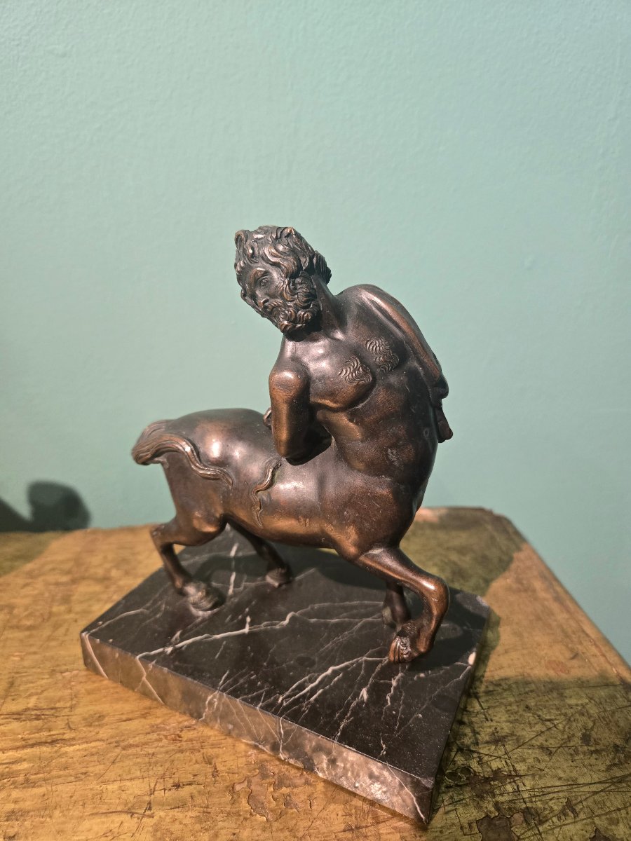 Piccola coppia di sculture in bronzo " Centauri" h 18 x 15, basetta in marmo, fine XIX secolo-photo-1