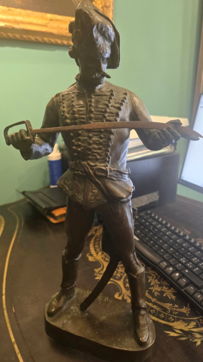 Scultura in bronzo patinato, Ussaro con spada, firmata e datata Strobl 1922 , ottimo stato 
