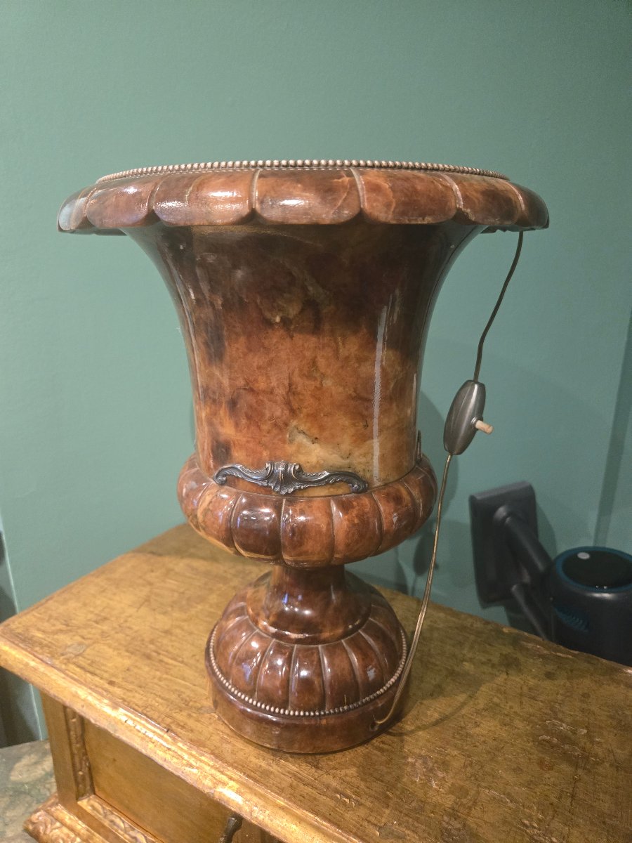 Vaso lampada in alabastro, elettrificato, funzionante, XX secolo, h 35 cm , buono stato