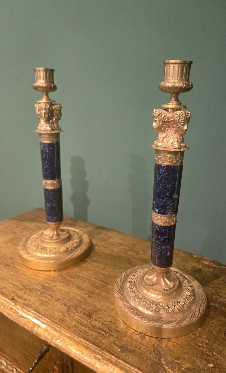 Coppia di candelabri in bronzo dorato e lapis, epoca Restaurazione, XIX secolo, h 28 cm 