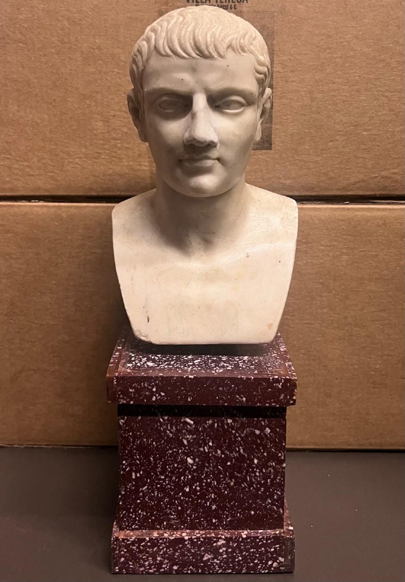 Piccolo Busto in marmo , h 25 cm con base in porfido, XIX secolo, buono stato