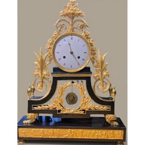 Directoire Style Clock In Mercury-gilt Bronze, With Ears Of Wheat And A Frieze Of Putti, Circa 1800