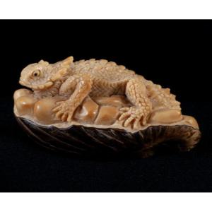 Lizard / Asian Iguana Monobloc Sculpture Tagua / Corozo Nut Japan