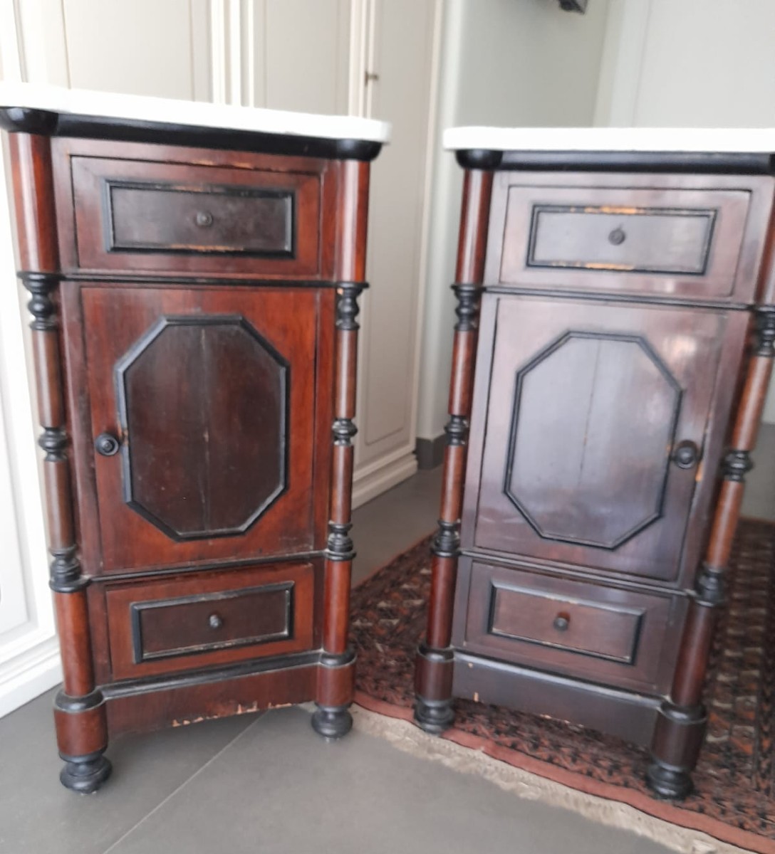 Coppia di comodini in stile Luigi Filippo in legno, XIX secolo