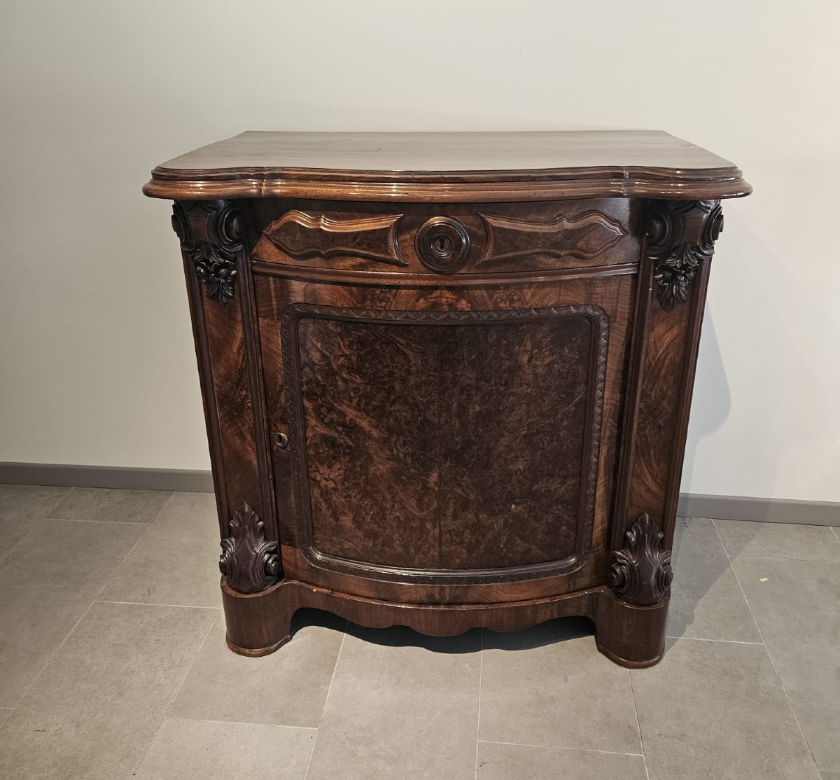 Credenza siciliana in piuma di mogano 