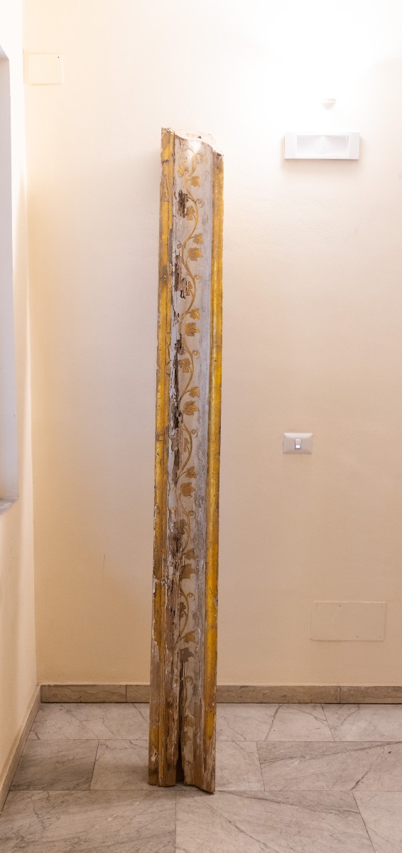 Stipiti e architrave in legno laccato e dorato 
