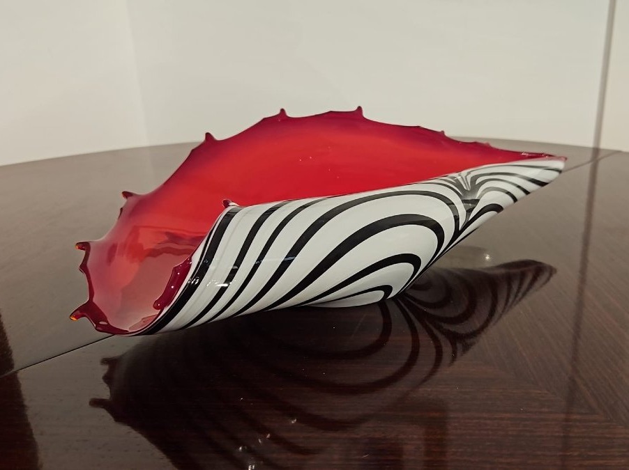 Centrotavola in vetro artistico "Zebra" di Józefina Glassworks, Krosno, Polonia