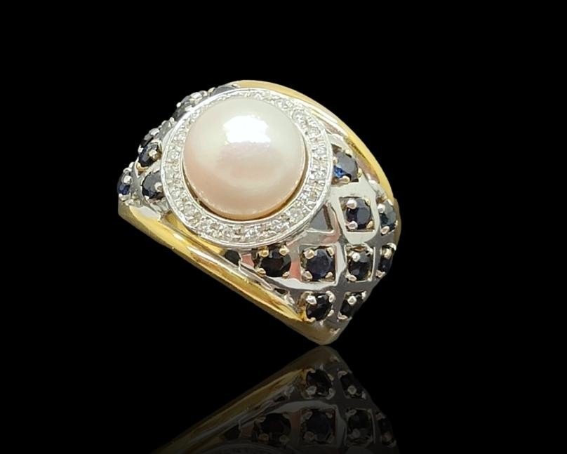 Anello a fascia in oro due colori, perla, zaffiri e diamanti-photo-3