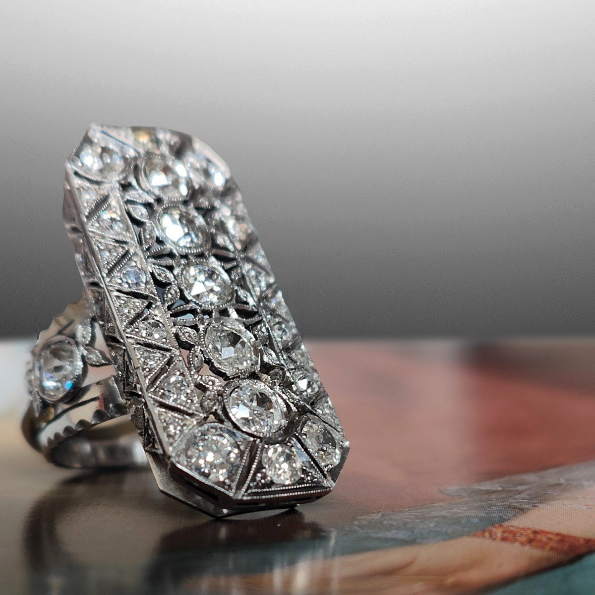 Splendido anello Art Déco in platino con 4.45 ct di diamanti. C 1920-photo-3