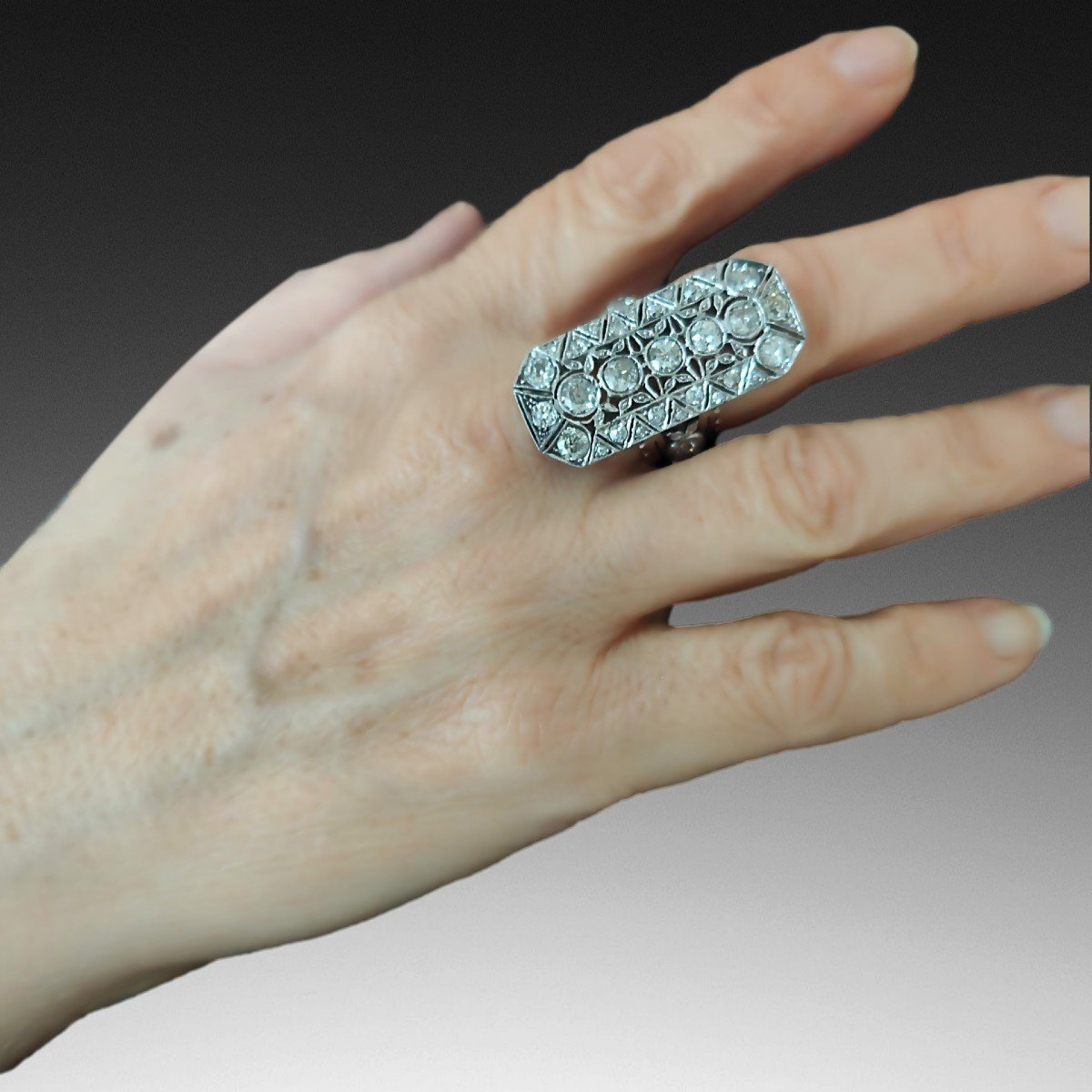 Splendido anello Art Déco in platino con 4.45 ct di diamanti. C 1920-photo-6