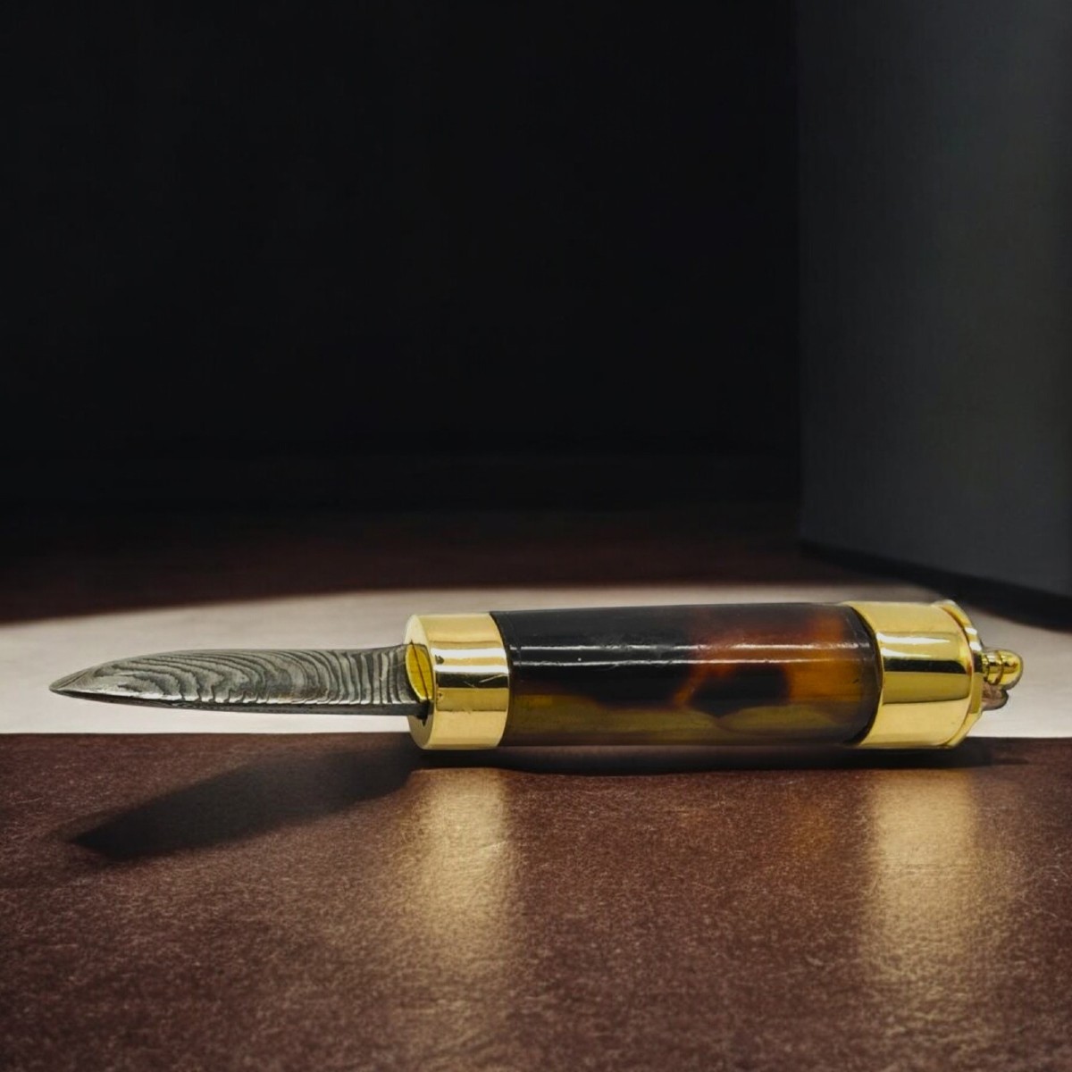 Coltello *Barrel* realizzato con finimenti in oro 18kt . 3 cm chiuso