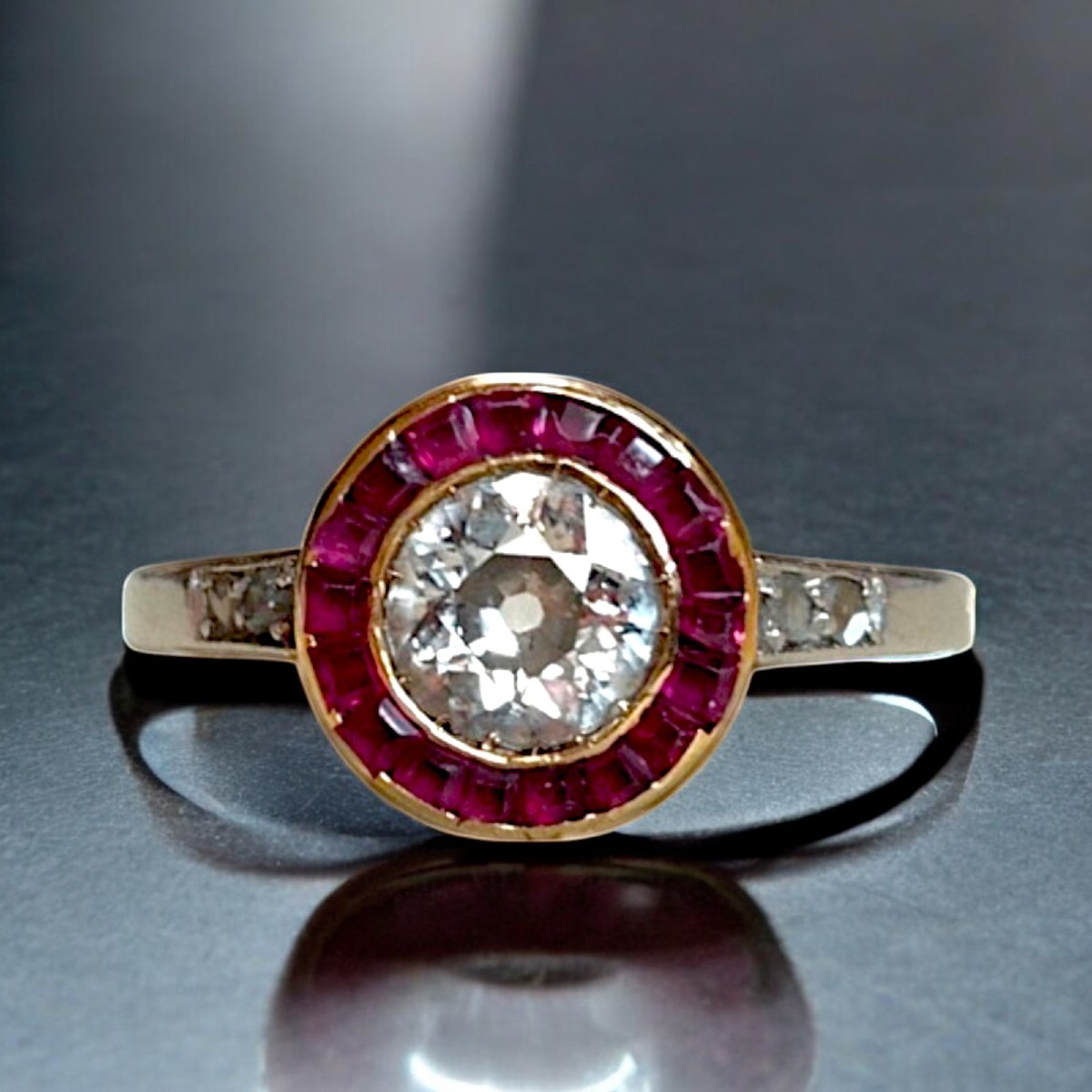 Anello Art Déco con diamanti da 0,62 carati e rubini birmani. C 1925