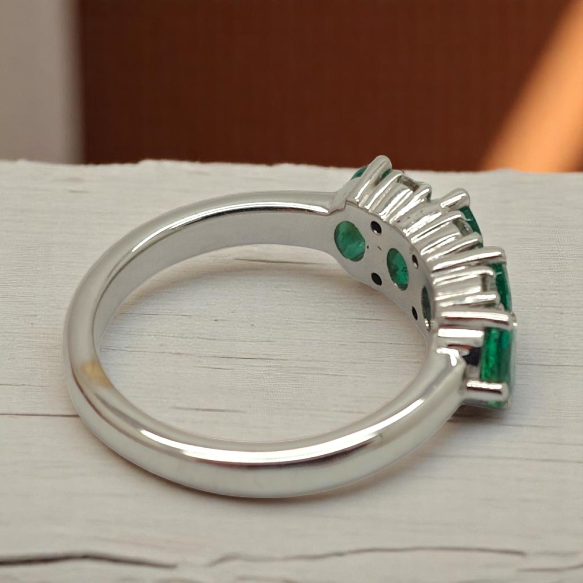 Anello in oro 18kt, Smeraldi Ovali e Diamanti-photo-2