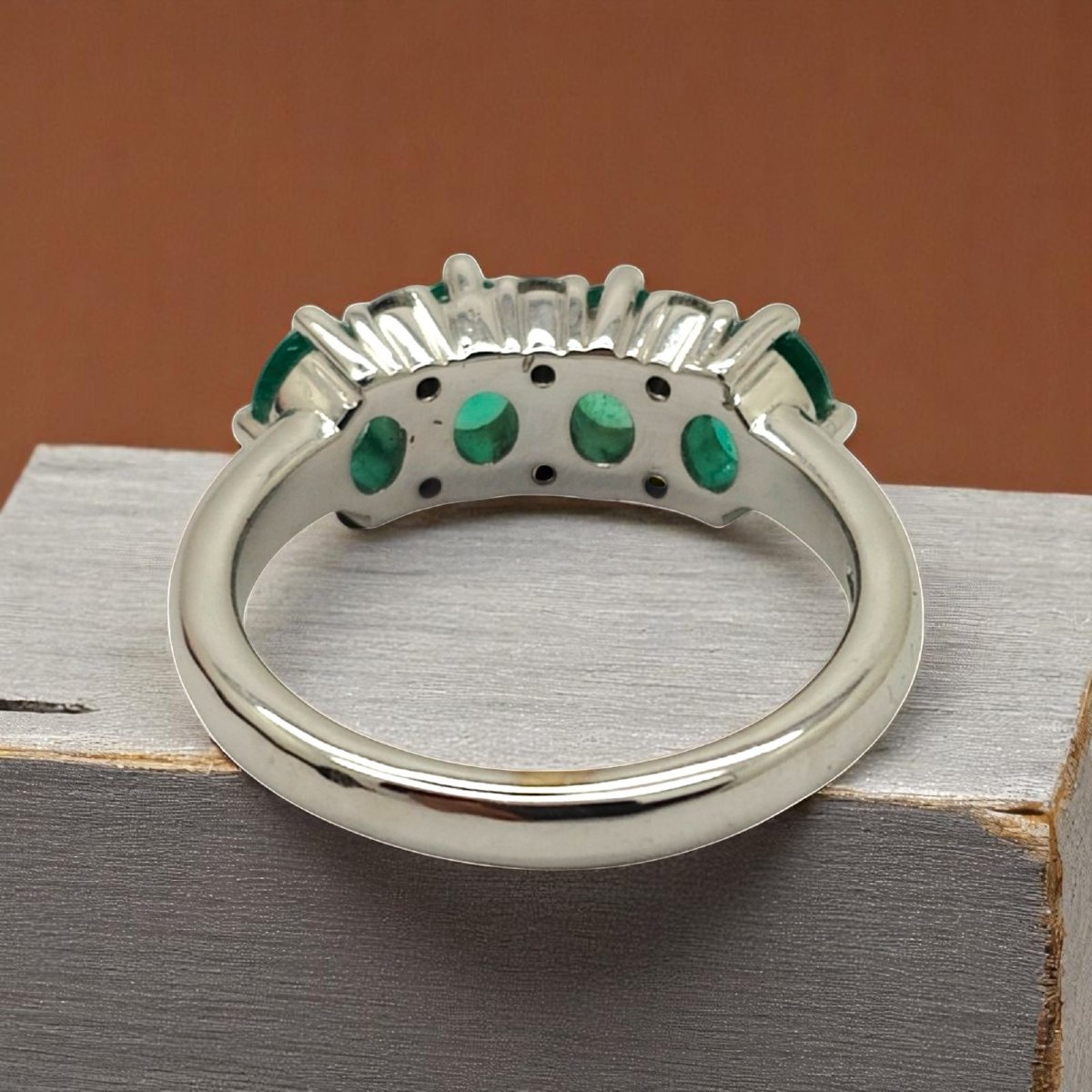 Anello in oro 18kt, Smeraldi Ovali e Diamanti-photo-3