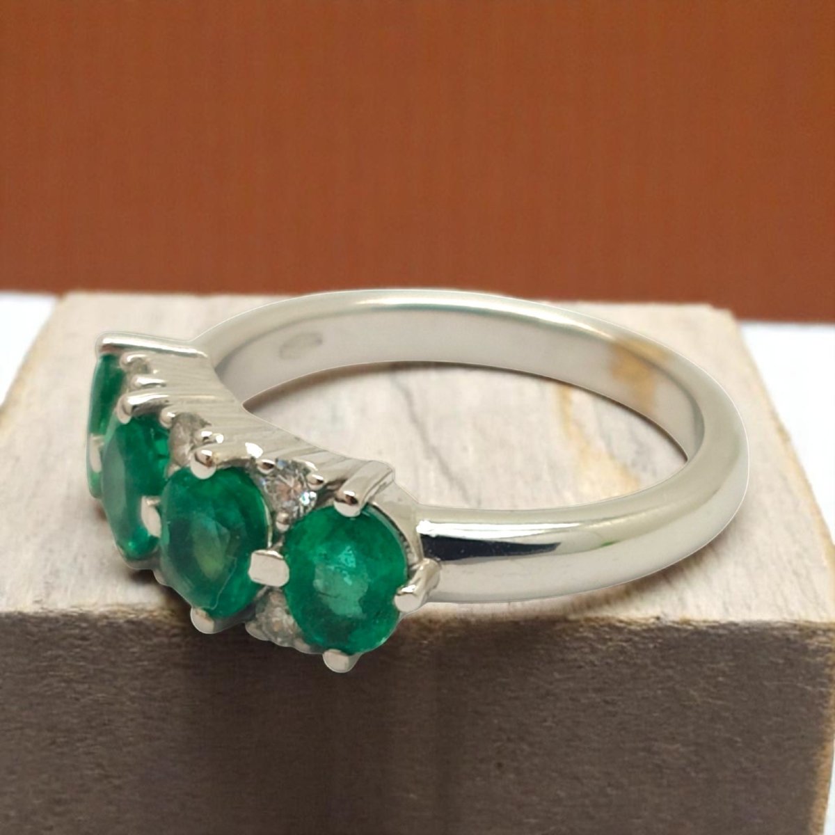 Anello in oro 18kt, Smeraldi Ovali e Diamanti-photo-1