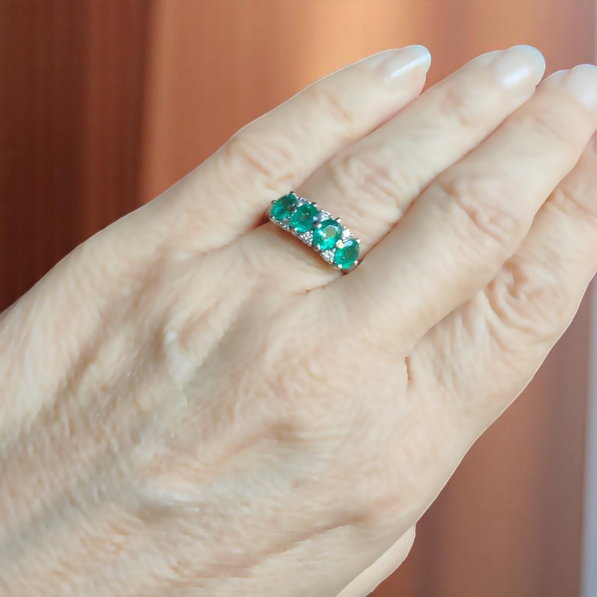 Anello in oro 18kt, Smeraldi Ovali e Diamanti-photo-2