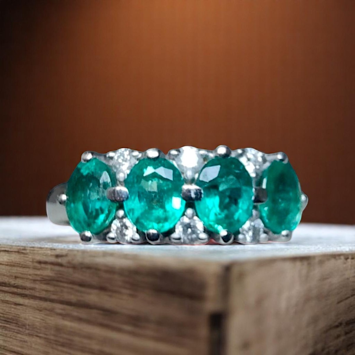 Anello in oro 18kt, Smeraldi Ovali e Diamanti