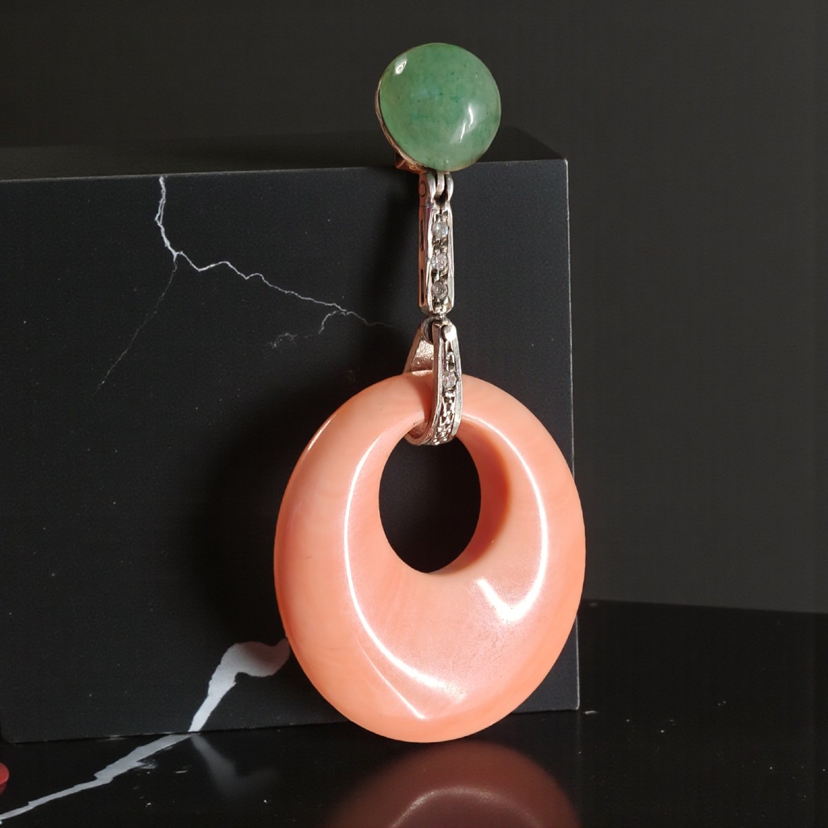 Orecchini pendenti vintage anni '80 con corallo e giada