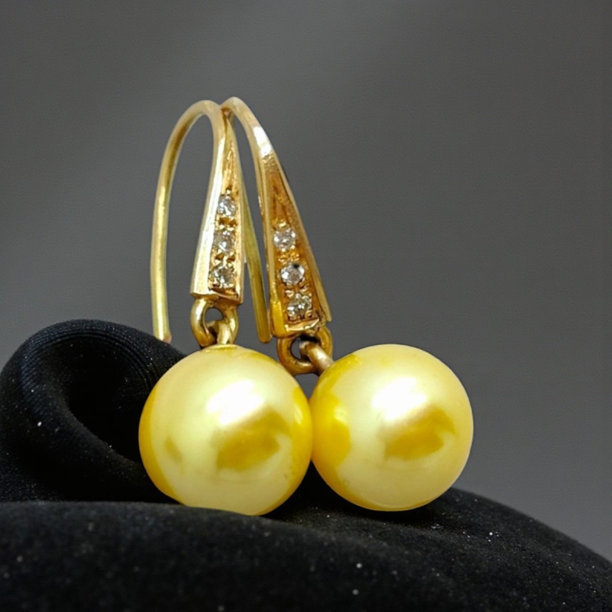 Orecchini in Oro 18 kt con perle Akoya *Gold* da 9 mm e Diamanti-photo-2