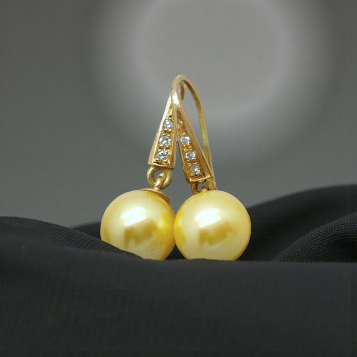 Orecchini in Oro 18 kt con perle Akoya *Gold* da 9 mm e Diamanti-photo-4