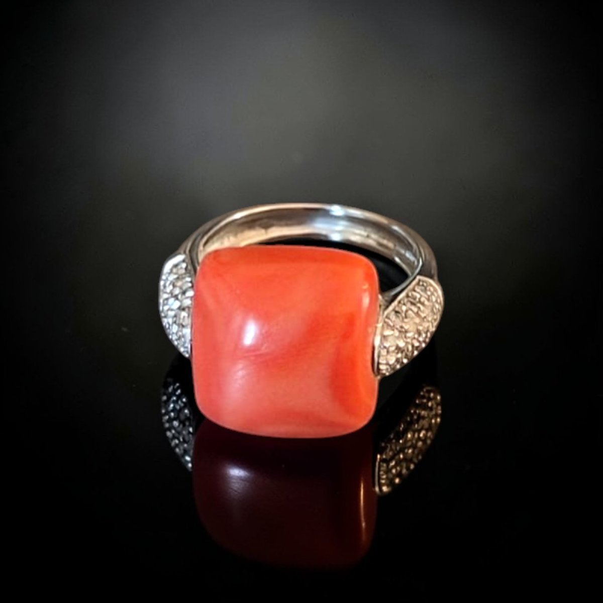 Anello in Oro Bianco 18 Carati con Corallo Color Salmone e Diamanti-photo-3