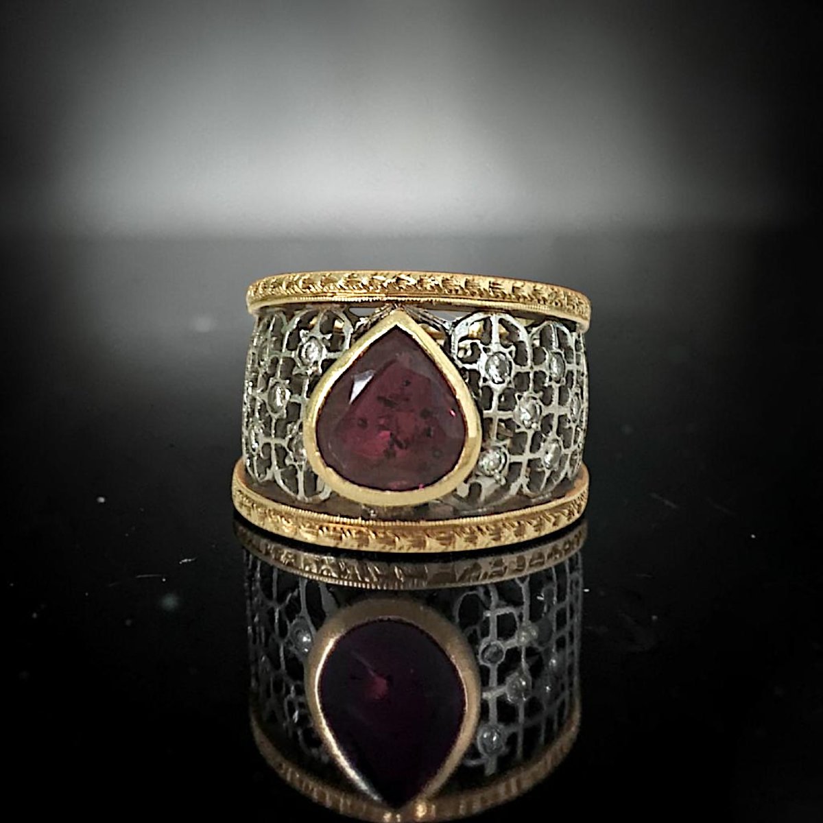 Anello In Oro Bicolore 18 kt a Fascia Lavorata a giorno con Rubino-photo-3