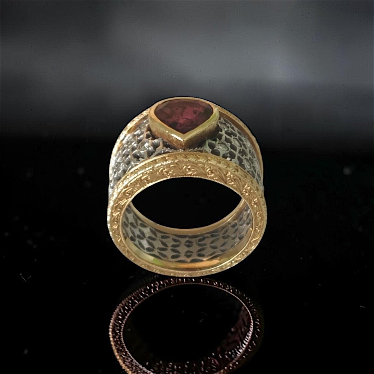 Anello In Oro Bicolore 18 kt a Fascia Lavorata a giorno con Rubino-photo-4