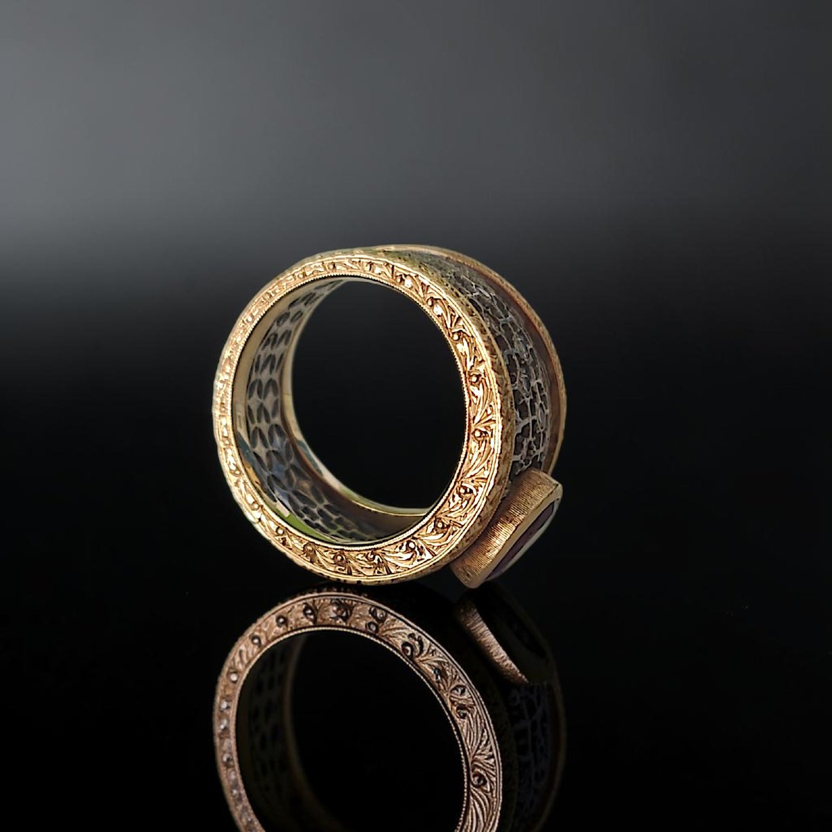 Anello In Oro Bicolore 18 kt a Fascia Lavorata a giorno con Rubino-photo-1