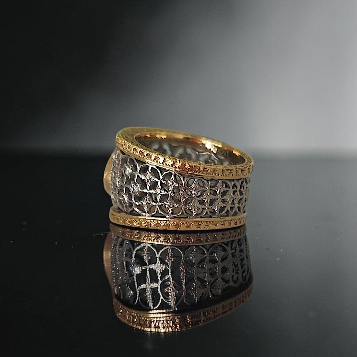 Anello In Oro Bicolore 18 kt a Fascia Lavorata a giorno con Rubino-photo-2