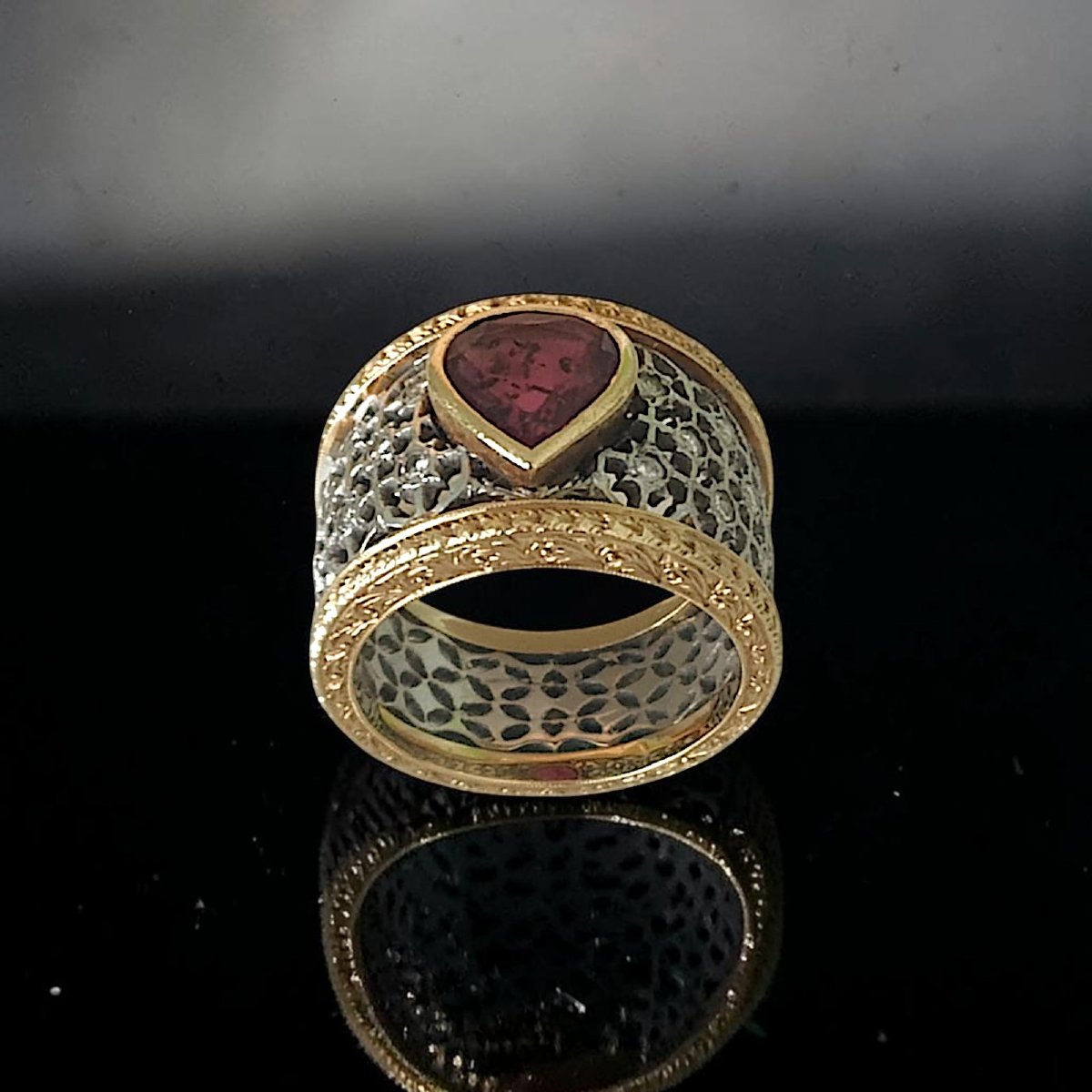 Anello In Oro Bicolore 18 kt a Fascia Lavorata a giorno con Rubino-photo-3