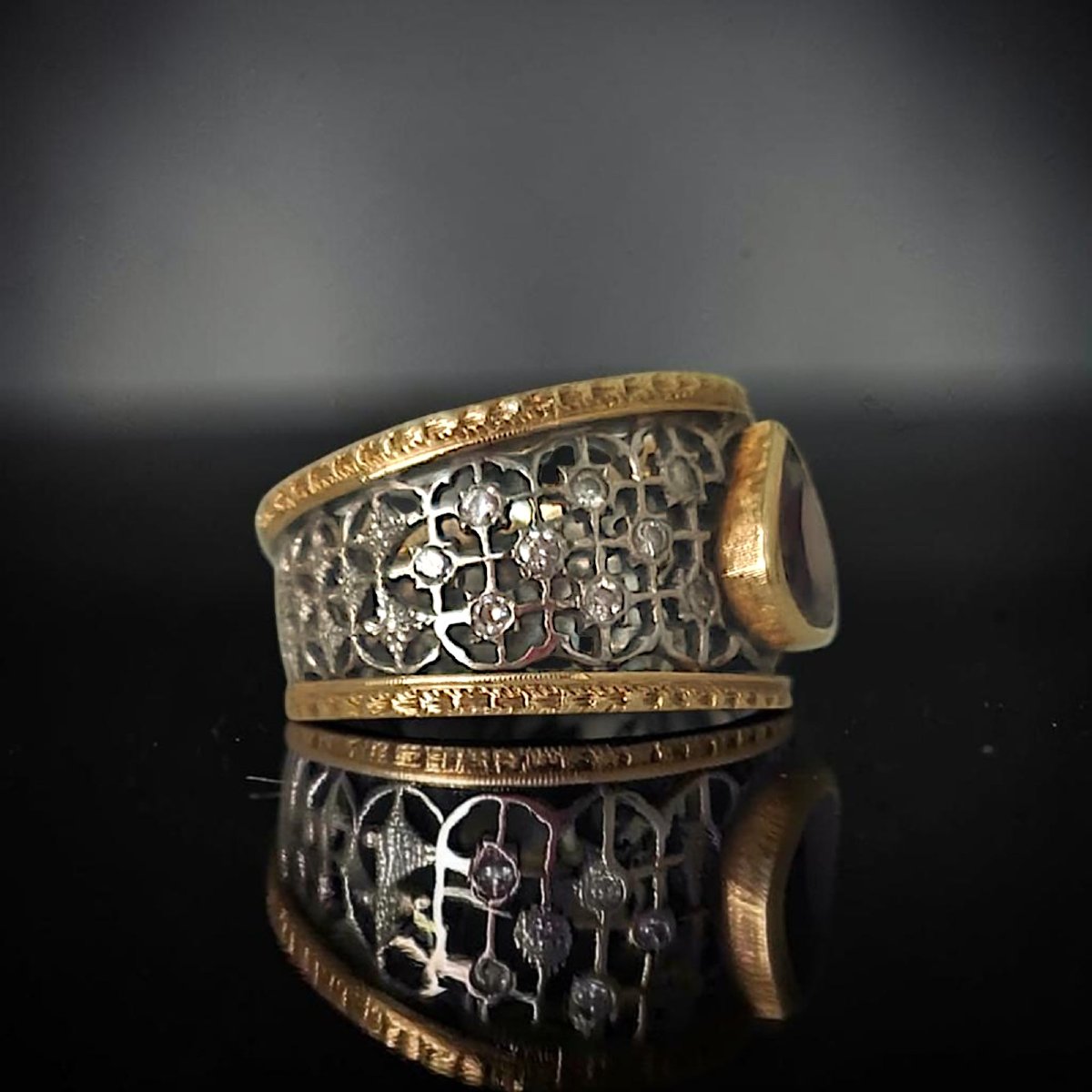 Anello In Oro Bicolore 18 kt a Fascia Lavorata a giorno con Rubino-photo-4