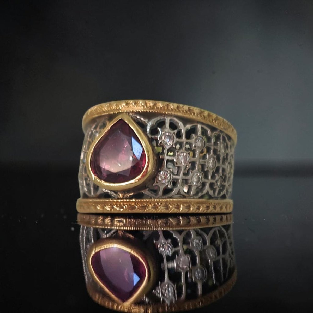 Anello In Oro Bicolore 18 kt a Fascia Lavorata a giorno con Rubino
