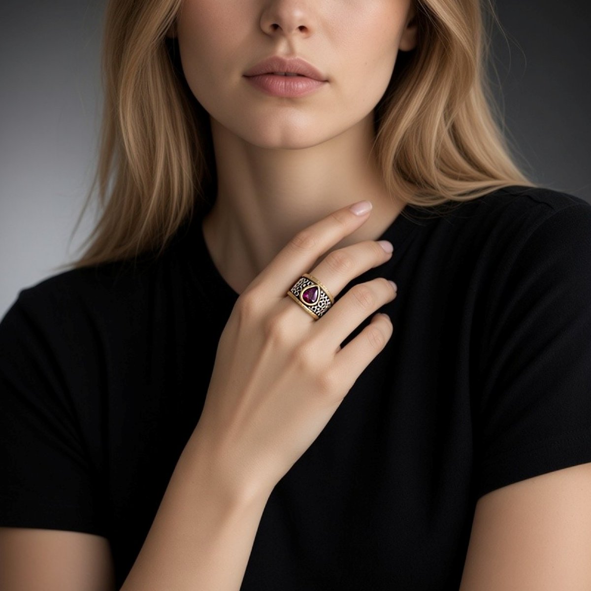 Anello in oro bicolore 18 kt a fascia traforata con rubino e diamanti