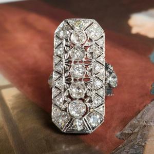 Splendido anello Art Déco in platino con 4.45 ct di diamanti. C 1920