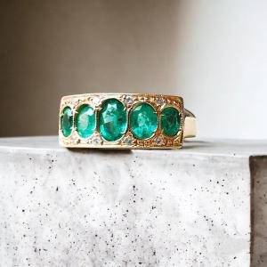 Anello in Oro, 5 Smeraldi e piccoli Diamanti